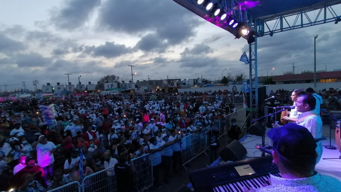 Gran Fiesta del Cambio con Ivett Bermea viven en las Brisas