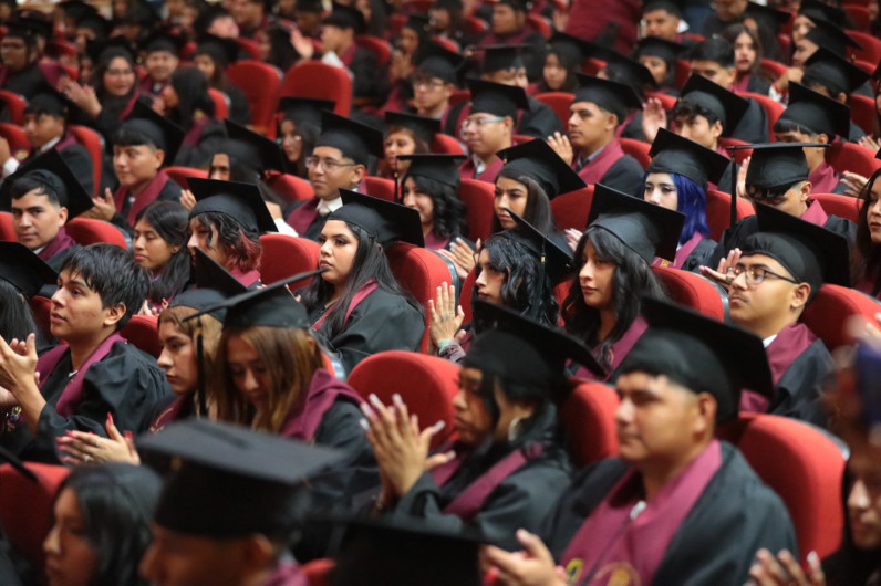 Se gradúan alumnos de la Preparatoria Técnica Manuel Gómez Morín 