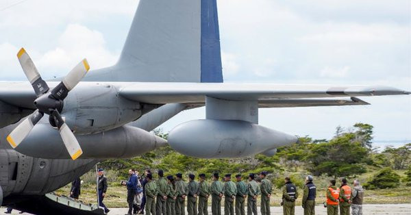 Restos de víctimas de avión chileno llegan a base militar en Puntas Arenas
