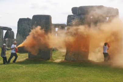  Activistas rocían pintura naranja al monumento Stonehenge