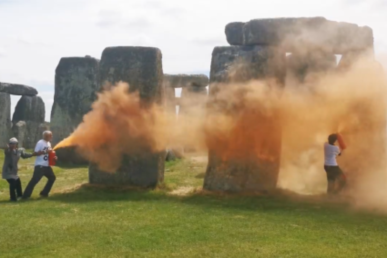  Activistas rocían pintura naranja al monumento Stonehenge