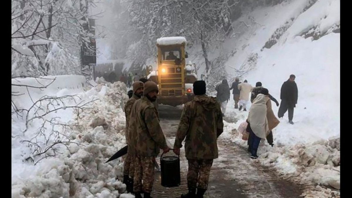 Mueren de frío 22 personas atrapadas en sus autos tras intensa nevada