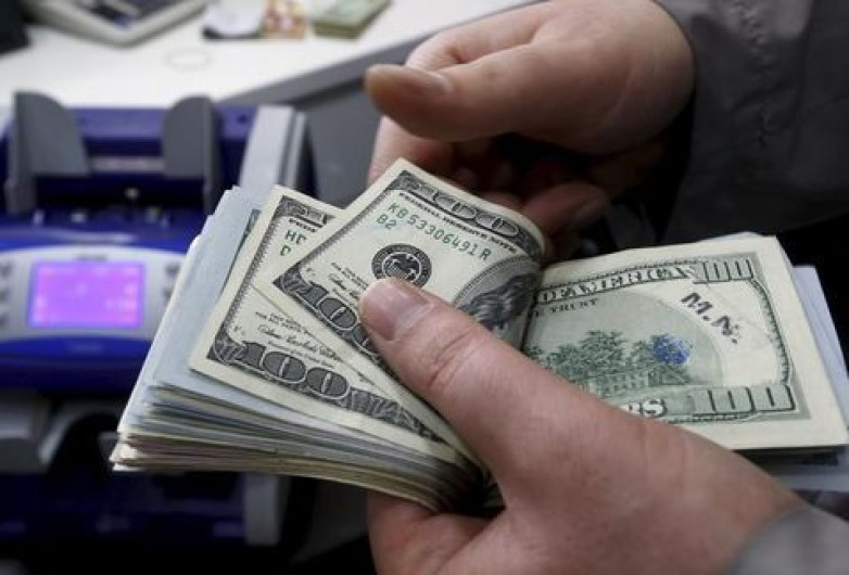 Dólar inicia a la venta en 17.95 pesos en casas de cambio  