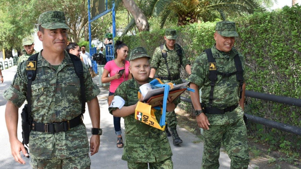 Juan Pablo Macarena es nombrado Soldado Honorario por un día