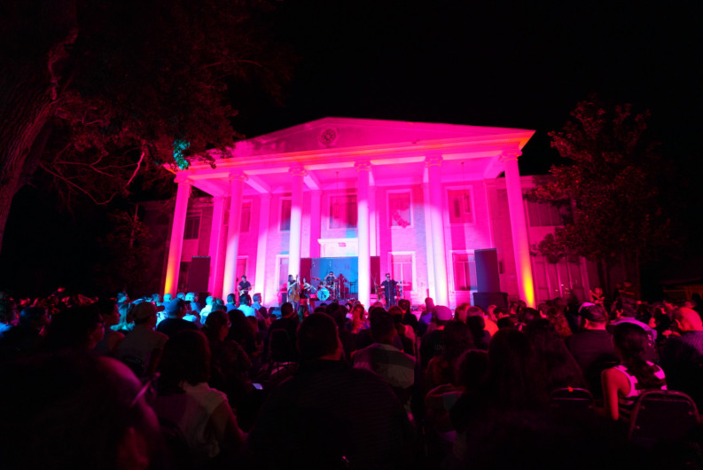 Disfrutan familias gran concierto de cuerdas en casa Longoria