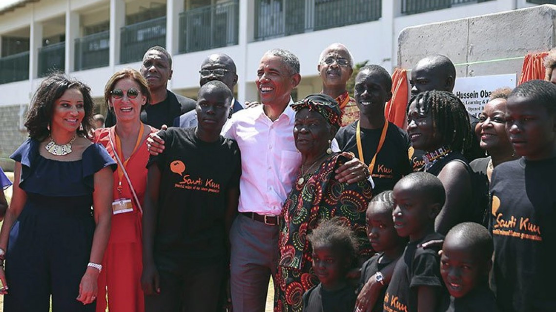 Barack Obama regresa a Kenia y baila con su abuela