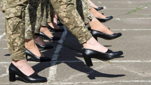 En Ucrania, mujeres soldado marcharon con zapatos de tacón