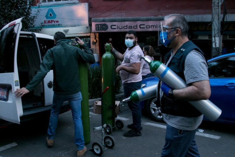 Fallece hombre por Covid mientras esperaba comprar tanque de oxígeno