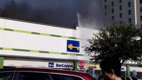 Se registra incendio en Coppel y Famsa Periférico