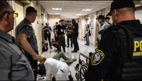 Periodista hospitalizado tras ser empujado por agentes del ICE en Nueva York