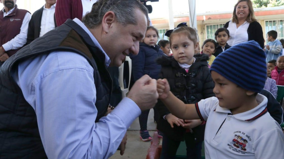Cumple Oseguera con mejoramiento de instalaciones educativas