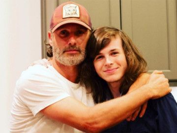 Andrew Lincoln sorprende a Chandler Riggs en su graduación