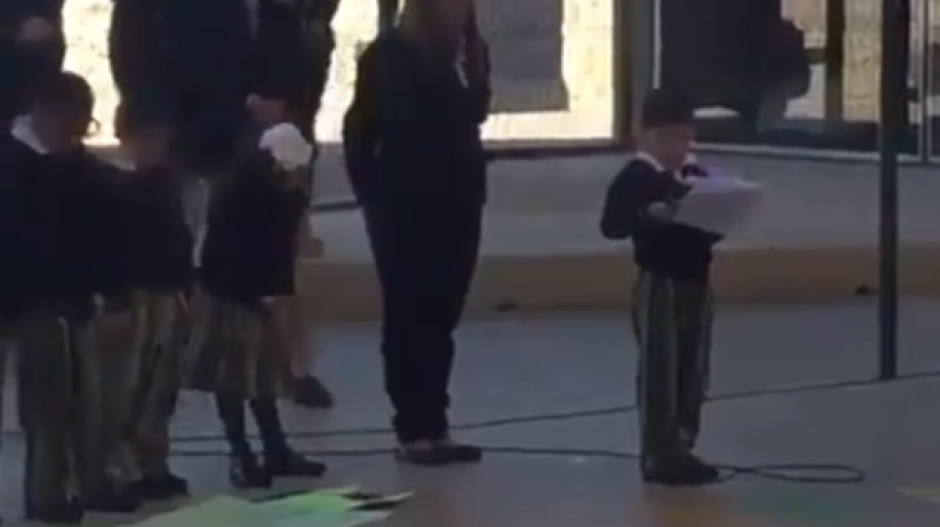 Y recuerden, papás, voten por López Obrador, dice alumno