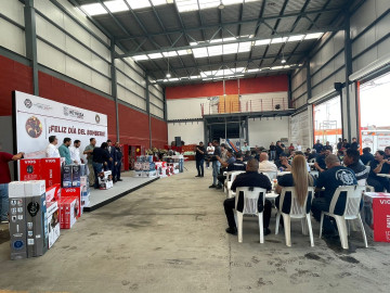 Festejan a bomberos