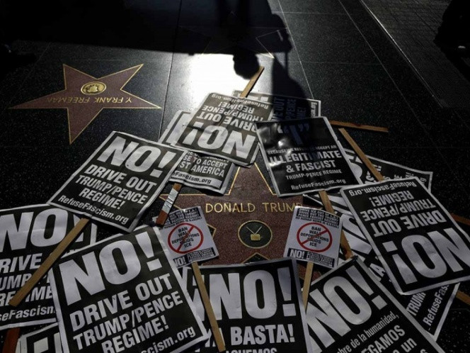 Piden se retire estrella de Trump de Paseo de la Fama