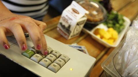 Despiden a trabajadora por servir comida a niño sin dinero