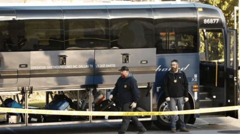 Un muerto tras tiroteo en autobús de California