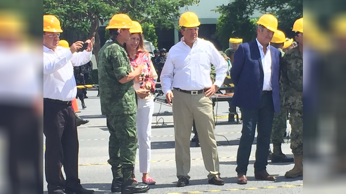 Atestiguan gobernadores de Tamaulipas y Nuevo León destrucción de armas