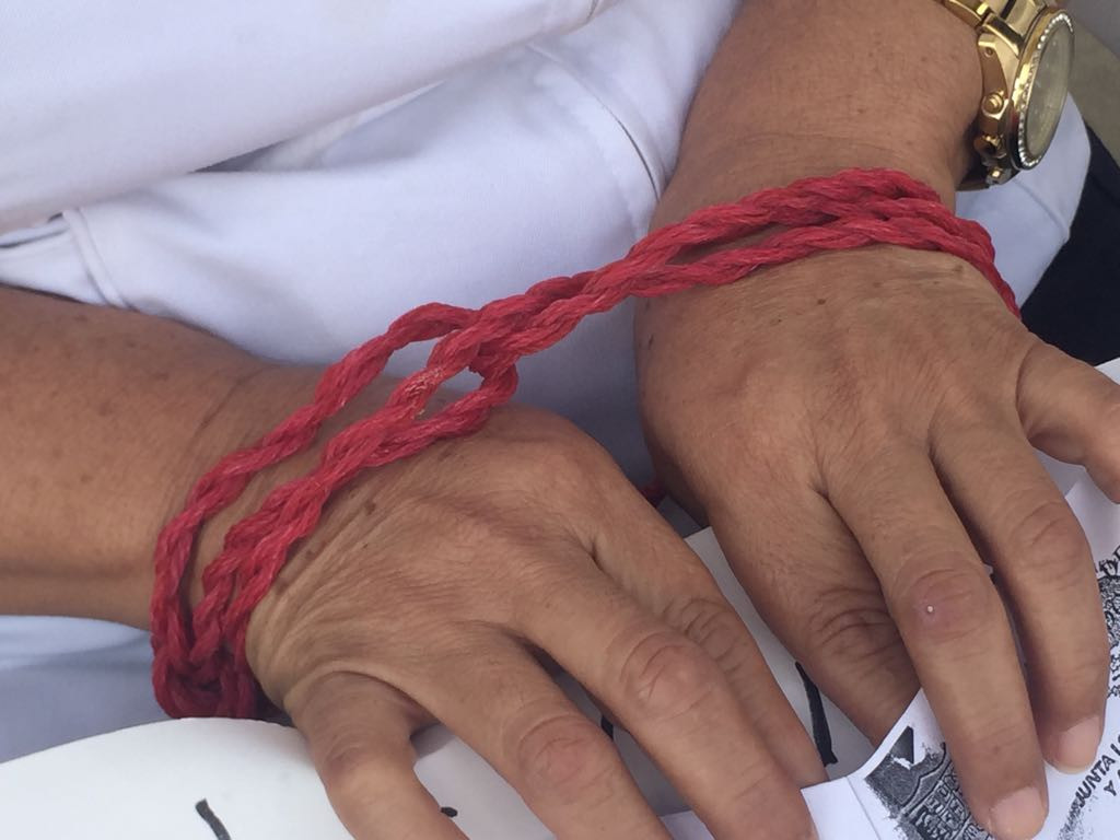 Peculiar protesta de empleada contra el jefe de la jurisdicción número 12