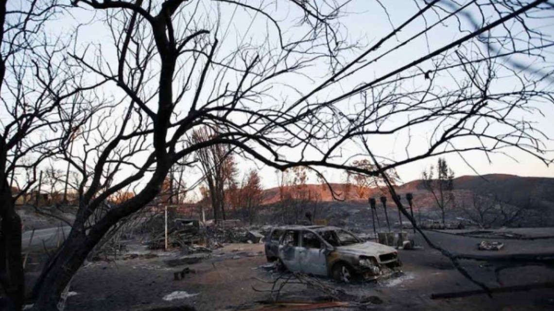 Aumentan a 31 la cifra de muertos por incendios en California