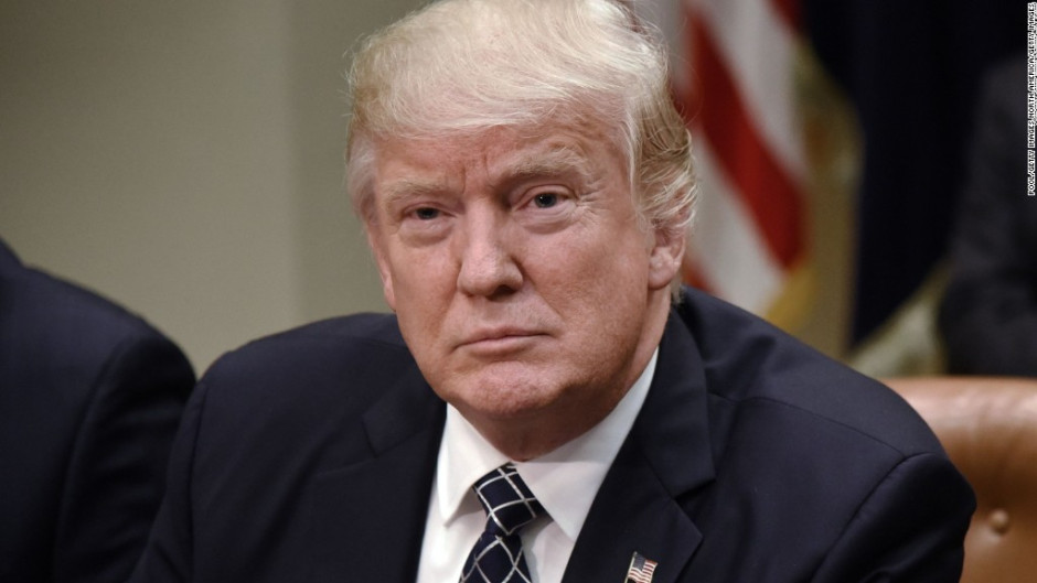Trump condena a supremacistas blancos