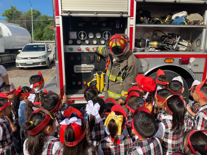 Inspiran Bomberos a niños y niñas