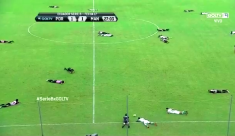 ¡Abejas en el juego!, paralizan partido de fútbol en Ecuador
