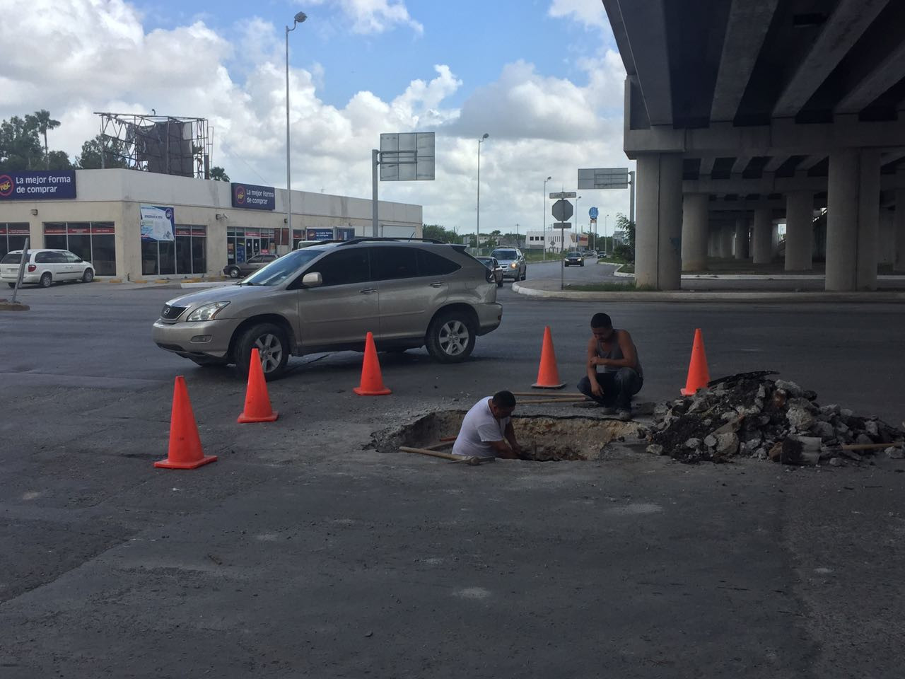 Aparece socavón en la Lauro Villar 