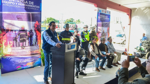 Entregan equipo de trabajo a Bomberos 