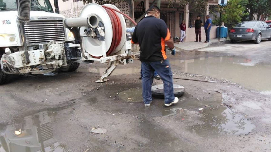 Comapa trabaja con equipo vactor