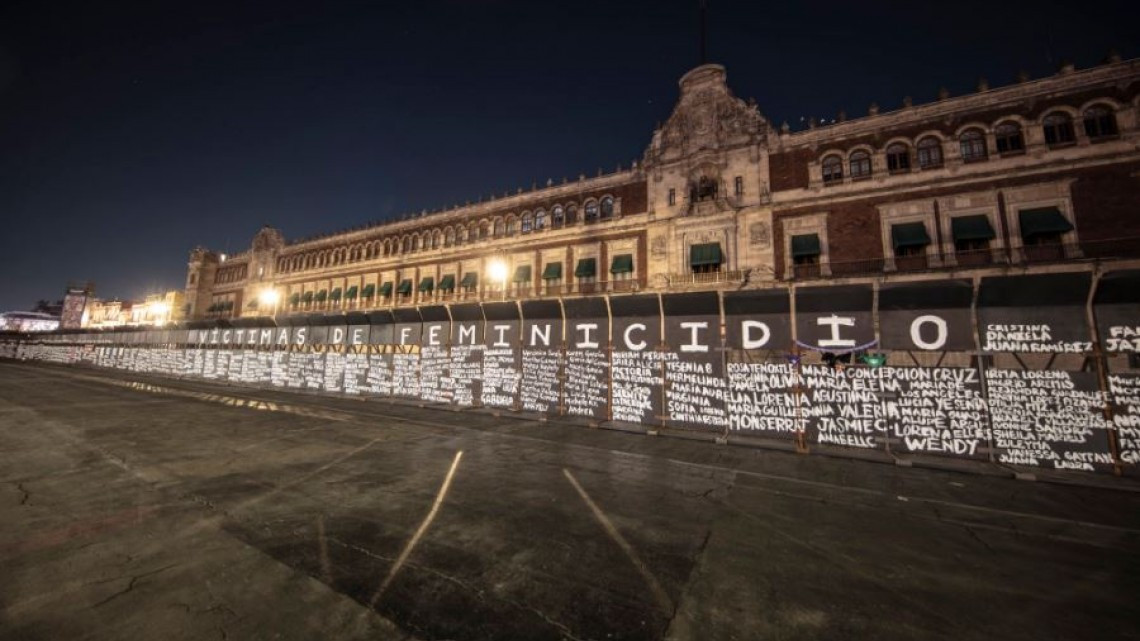 Escriben nombres de víctimas de feminicidio en las vallas de protección del Palacio Nacional