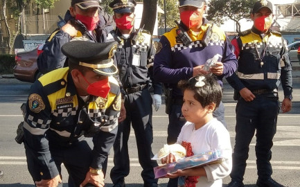 Elementos de Tránsito de la CDMX entregan juguetes, rosca y atole por Día de Reyes