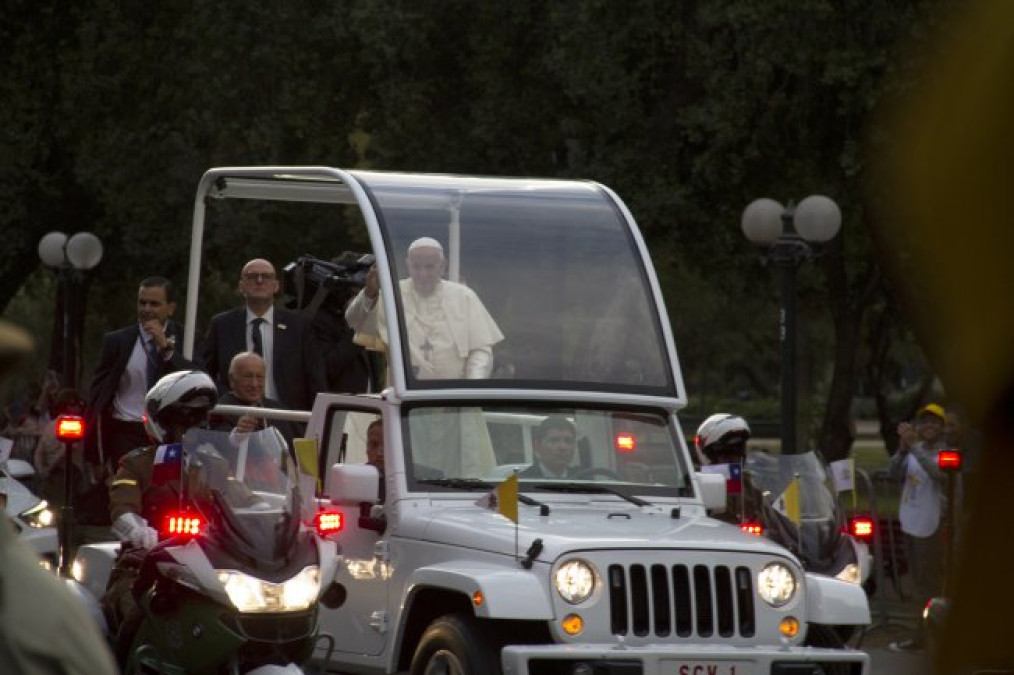 Saludan miles de chilenos al Papa Francisco