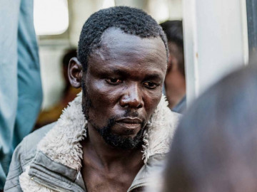 Migrantes en barco de ayuda intentan suicidarse