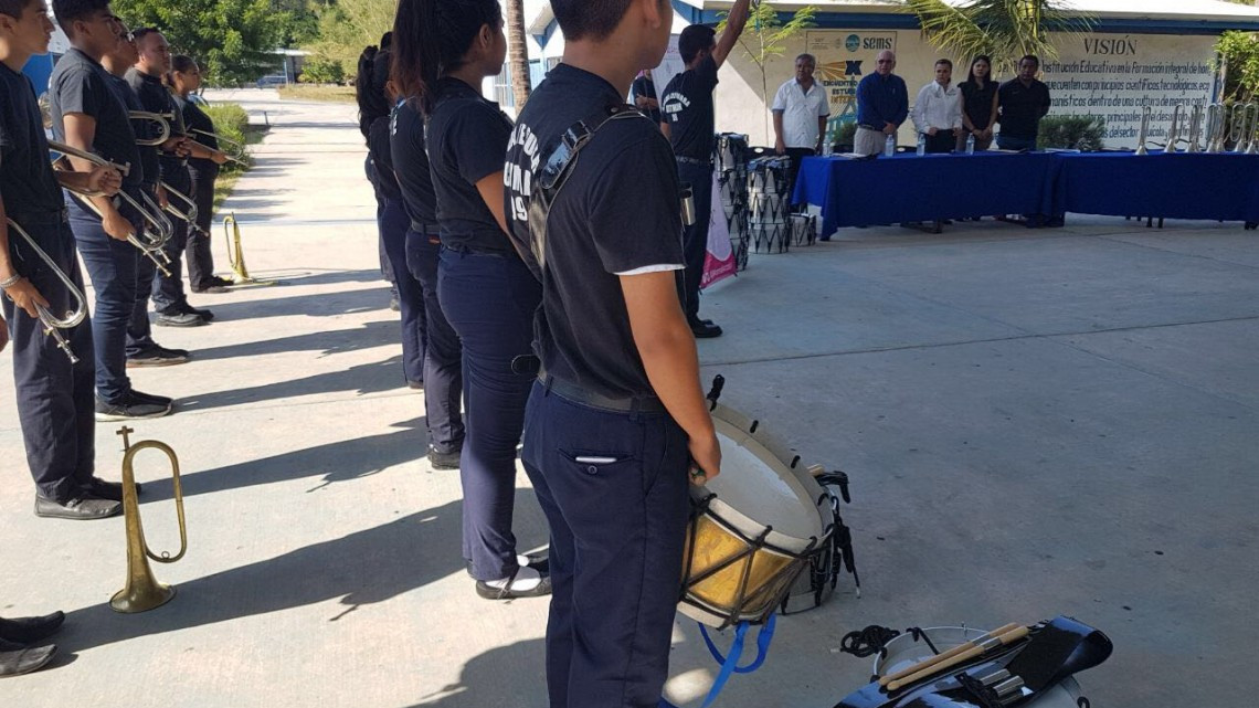 Entrega diputada apoyos a alumnos del Cetmar