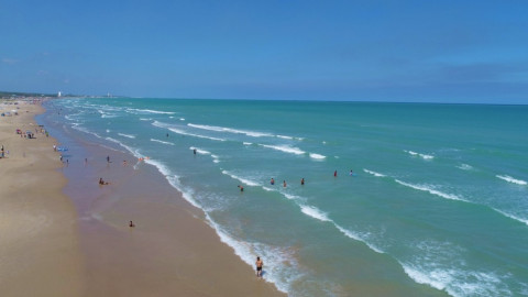 Miles de visitantes disfrutan responsablemente de playa Miramar