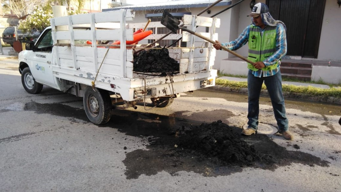 Basura, la causante de taponamientos y brote de aguas residuales