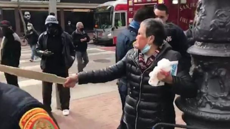 Anciana propina golpiza a individuo por supuesto racismo