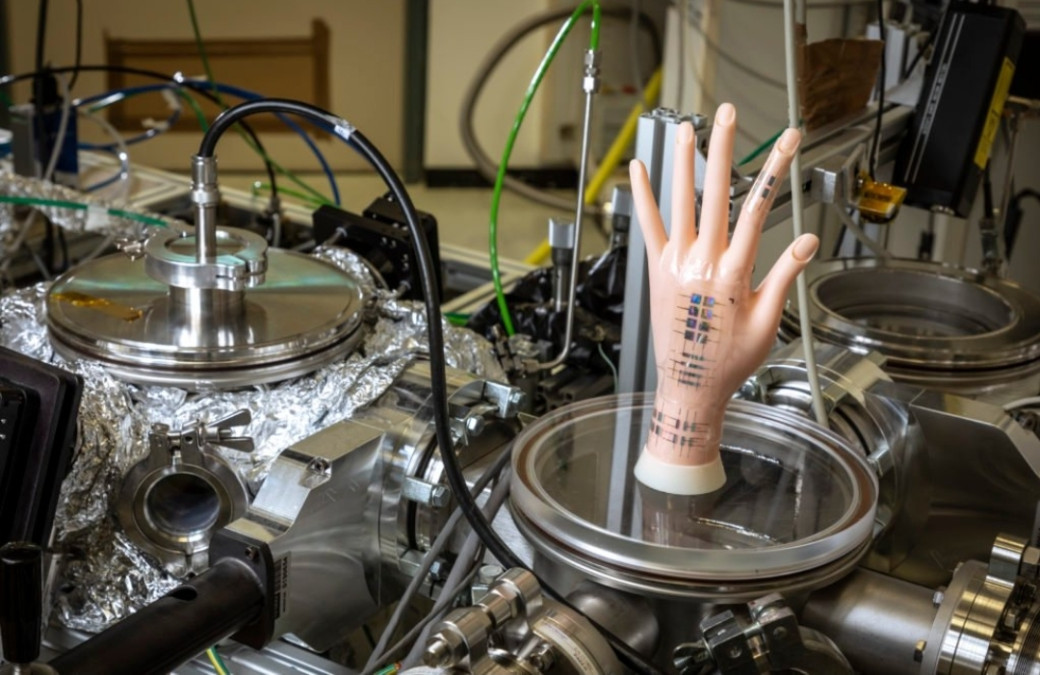 Científicos crean piel electrónica capaz de sentir fuerza, humedad y temperatura 