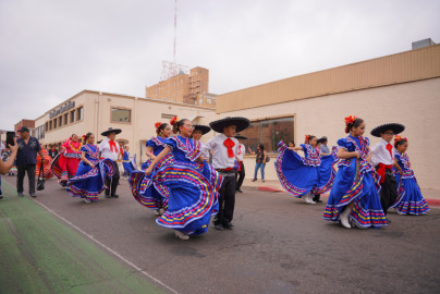Participan artistas locales en primer desfile binacional de Laredo,Texas 