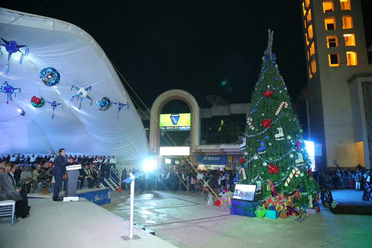 Inician funcionamiento de pistas de hielo y el encendido de pino