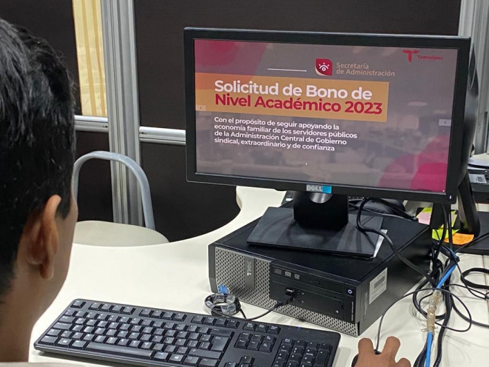 Entregan bonos por nivel académico a personal en el servicio público