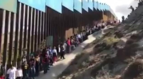 Decenas de niños cantan “México Lindo y Querido ” en la frontera