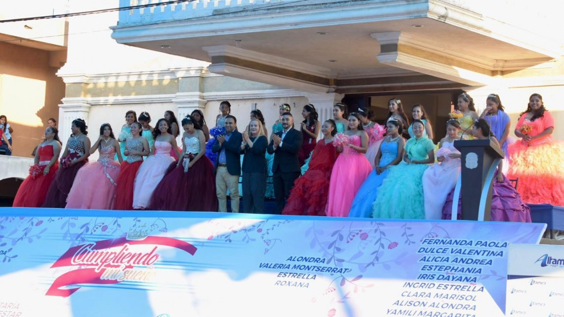 Festeja Alma Laura Amparán a quinceañeras en el sector Miramar