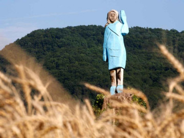 Incendian escultura de Melania Trump en Eslovenia