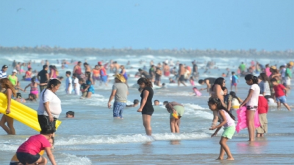 Turistas disfrutan el primer fin de semana largo en playa Miramar