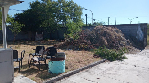Padres y maestros realizan limpieza en Escuelas de Victoria previo el regreso a clases 