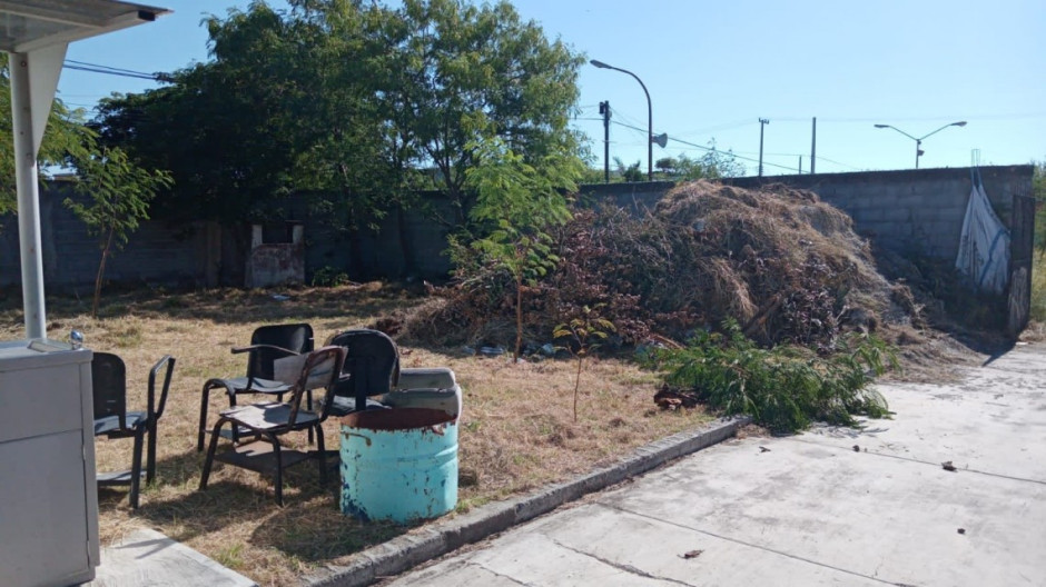 Padres y maestros realizan limpieza en Escuelas de Victoria previo el regreso a clases 