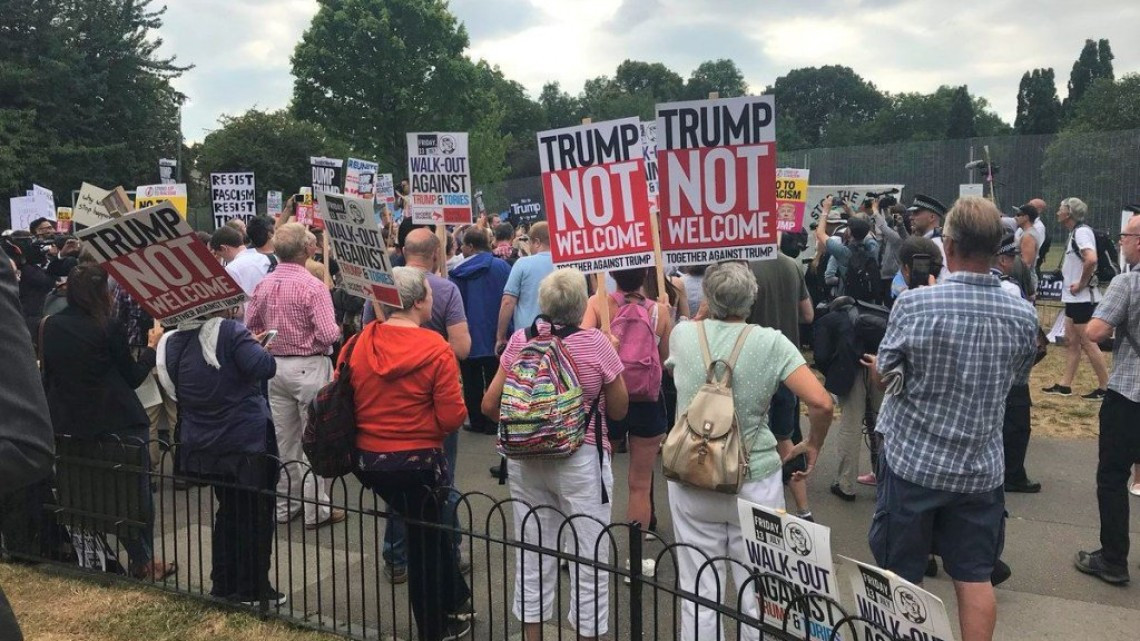 Trump llega a Reino Unido en medio de protestas