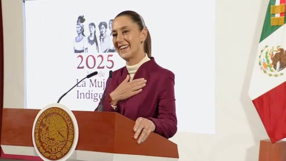 Sheinbaum celebra su cumpleaños 63 en la Mañanera entre flores, pastel y Las Mañanitas